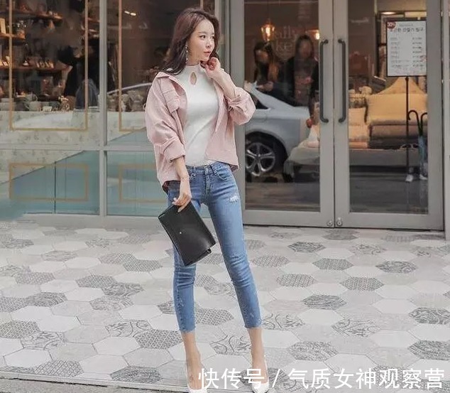 搭配 紧身牛仔裤美女，搭配紧身上衣，把曲线身材展现得淋漓尽致