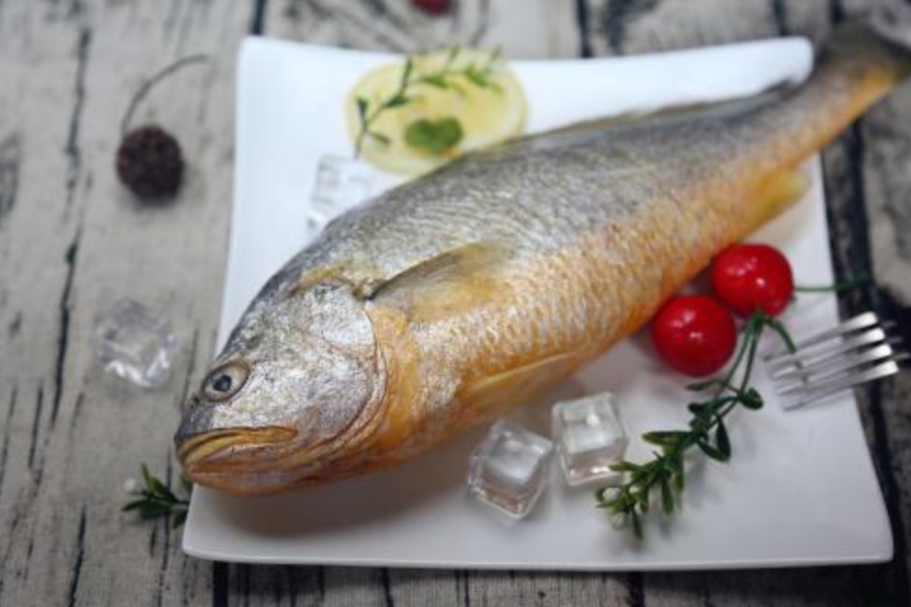 做鱼时,去腥加酒加醋是大错特错!教你最好吃做法,上桌就扫光