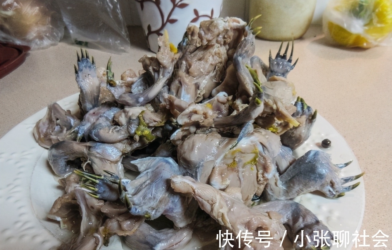 10号钩挂玉米都被干弯了！浑身绿得发黑，钓友：烫手别放生