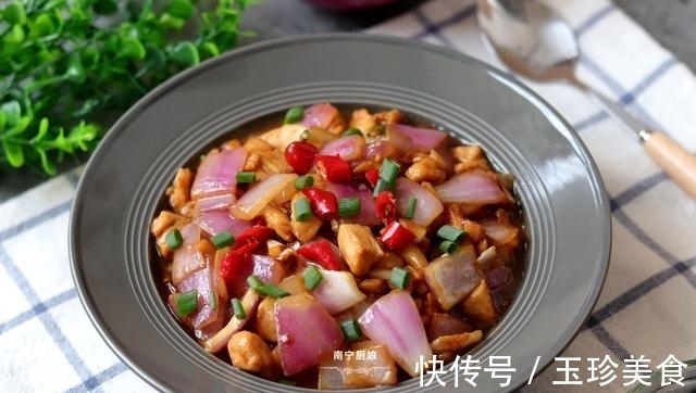 洋葱和鸡肉搭配这样做,特别开胃下饭,吃过一次的人还想吃第二次