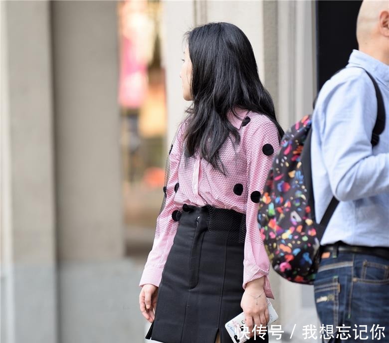 街拍辣妈刚买一个儿童车，自己拿来骑了！