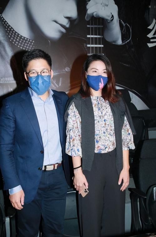 孟晚舟|郭晶晶难得时髦一回,学孟晚舟针织衫披肩头,挑染红发更抢眼