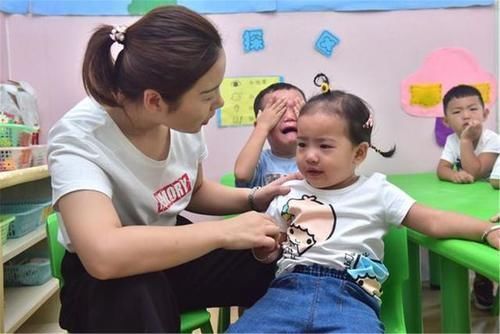 幼儿园老师|幼儿园老师发现孩子衣服标签被剪,知道原因难接受,园长请退园