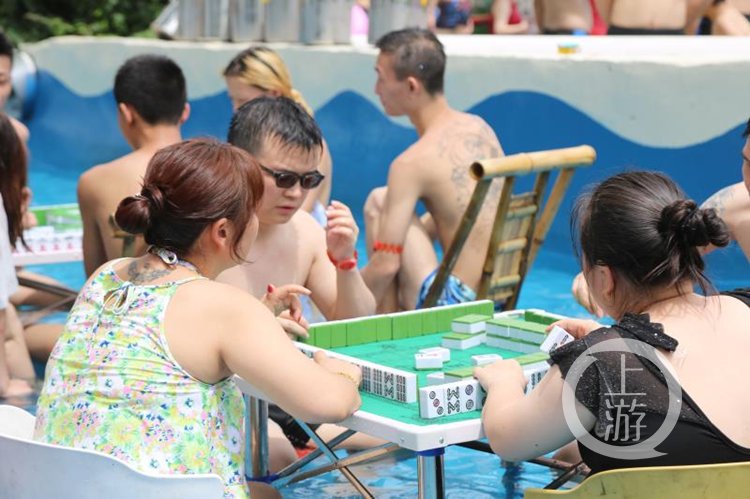 防空洞|重庆市民水中搓麻喝茶消暑又上热搜 网友：火锅在来的路上