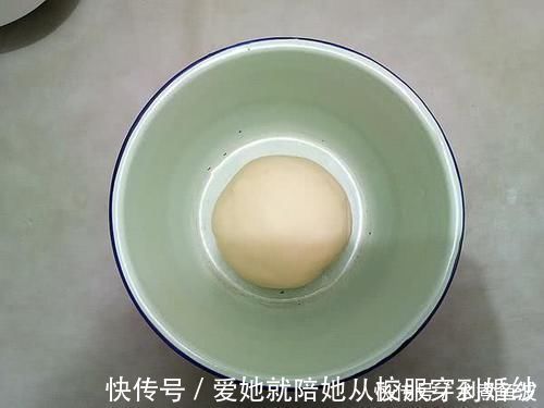 面团|以后面粉就这样做,加1个鸡蛋,不用烤不用蒸,比蛋糕都好吃