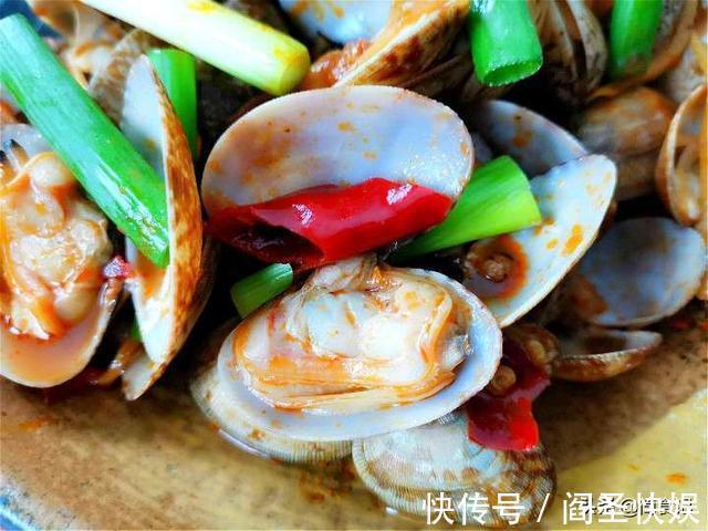 炒花蛤时，有人焯水，有人直接炒，大厨：都不对，教你正确做法