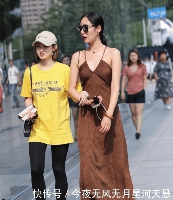 穿搭|长发及腰的美女,一身简约的穿搭,轻松释放出女神般的好气质