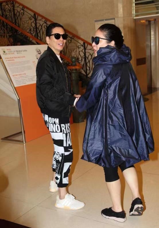 独特魅力|向太这气质真不是吹的,穿墨蓝色外套简约低调,难掩强大气场