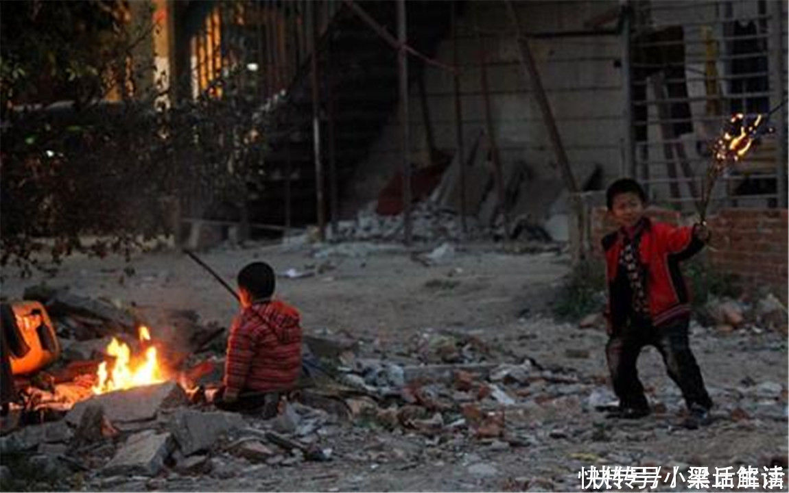 窗台|哥哥趁爸妈不在家,准备铁锅炖弟弟,宝妈:到家就差点火了