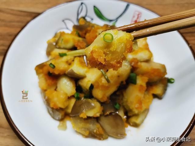 蒸茄子时,万万不可直接蒸,多加一步,茄子雪白不黑,鲜嫩有食欲