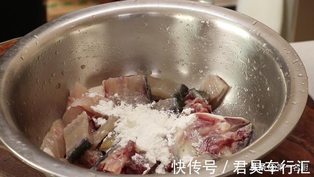 配菜|水煮鱼怎样做更好吃？大厨详细讲解鱼片腌制技巧，鱼肉滑嫩无腥味