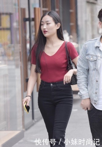 街拍红色上衣塞进喇叭裤尽显“都市女性”夏日风,束脚高跟鞋一般人驾驭不了