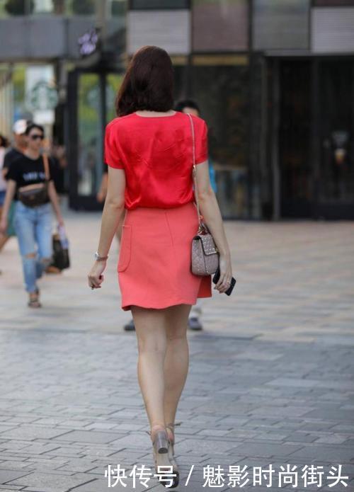 白领丽人,搭配红色短裙热情似火,展示优雅动人好身姿