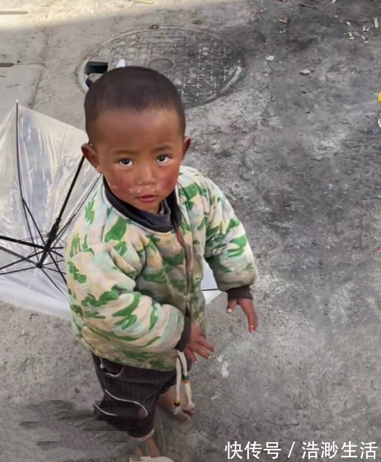 妈妈|2岁没妈男孩，大冬天光着脚，奶奶：太想妈妈时就让姑姑抱抱他