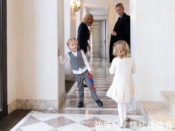 皮松 67岁布丽吉特穿高跟鞋还“亚洲蹲”?脖子皮松,脸被马克龙亲变形