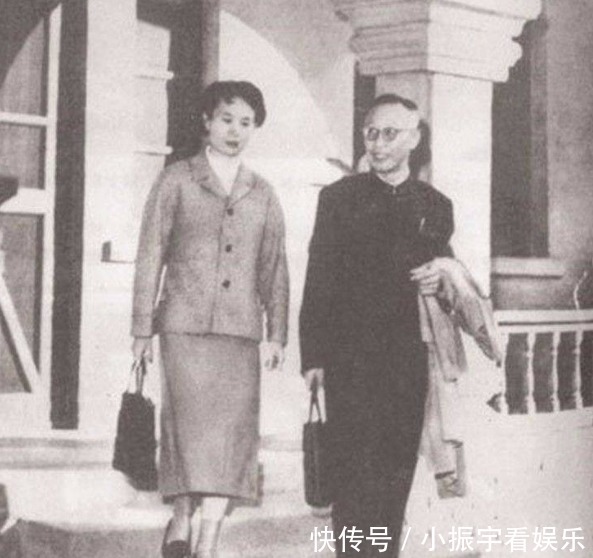 沉默|末代皇帝带老婆逛故宫,坐在龙椅说了一句话,让老婆沉默了