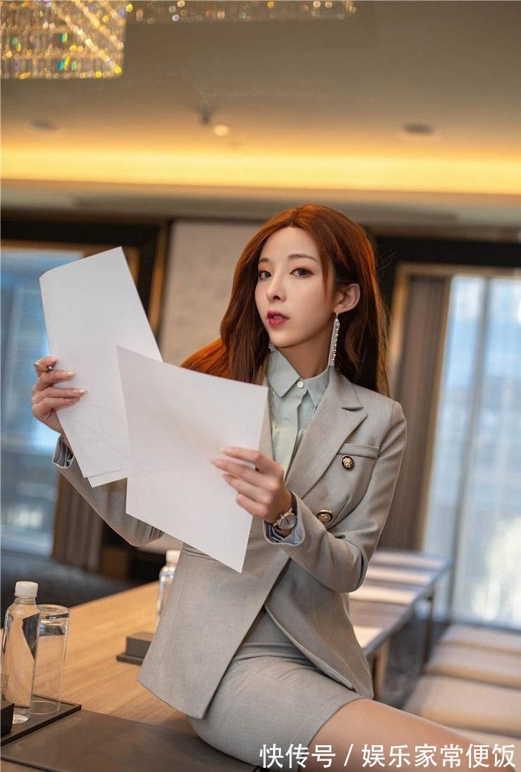 职业套装 小姐姐这套职业套装,衣服不挑人也可以轻轻松松赢得好感!