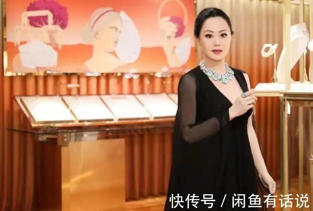 单品|章小蕙真壕,戴的项链钻石一颗比一颗大,配黑色礼服贵妇范十足