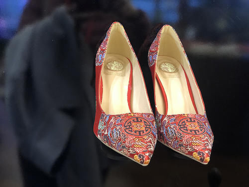  针绣|数万针绣一个“潮”字，71岁绣师在黄浦江游船上秀绝活