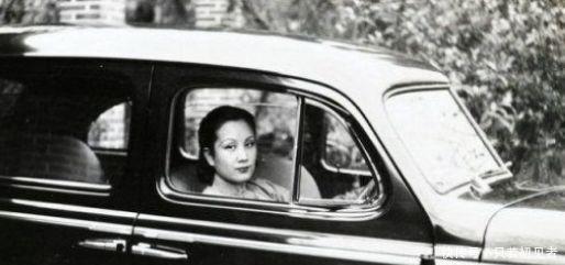 同学给她取了一难听的绰号,她直接将其改为名字,后来成为大明星