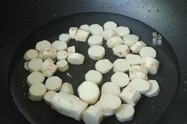 红糖浆|明日秋分，这碱性蔬菜要常吃，去皮煮一煮，淋上红糖浆，软糯香甜