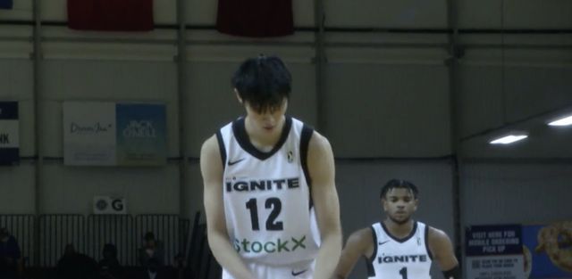 两犯|21秒连续两犯！曾凡博冲NBA遇大挑战：难获主帅信任上场时间有限