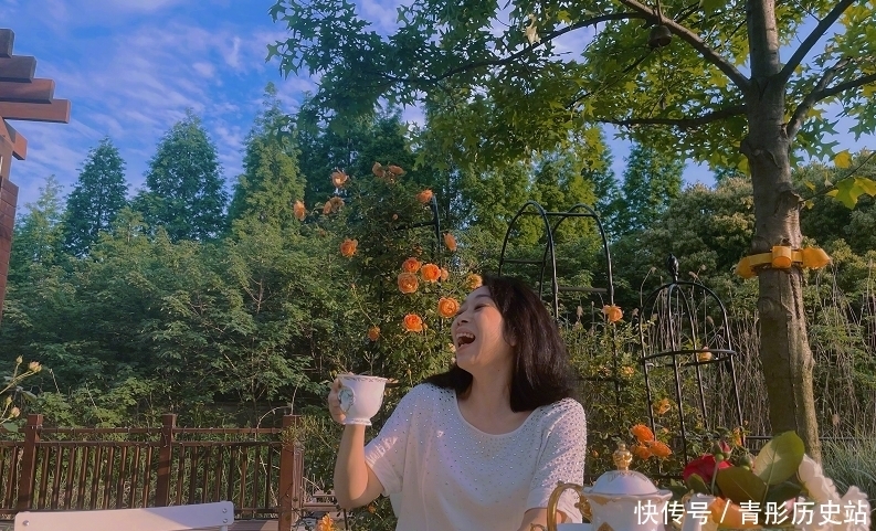 张馨予:“种花侍母”表孝心,母亲节前一天将一园子月季送给妈妈