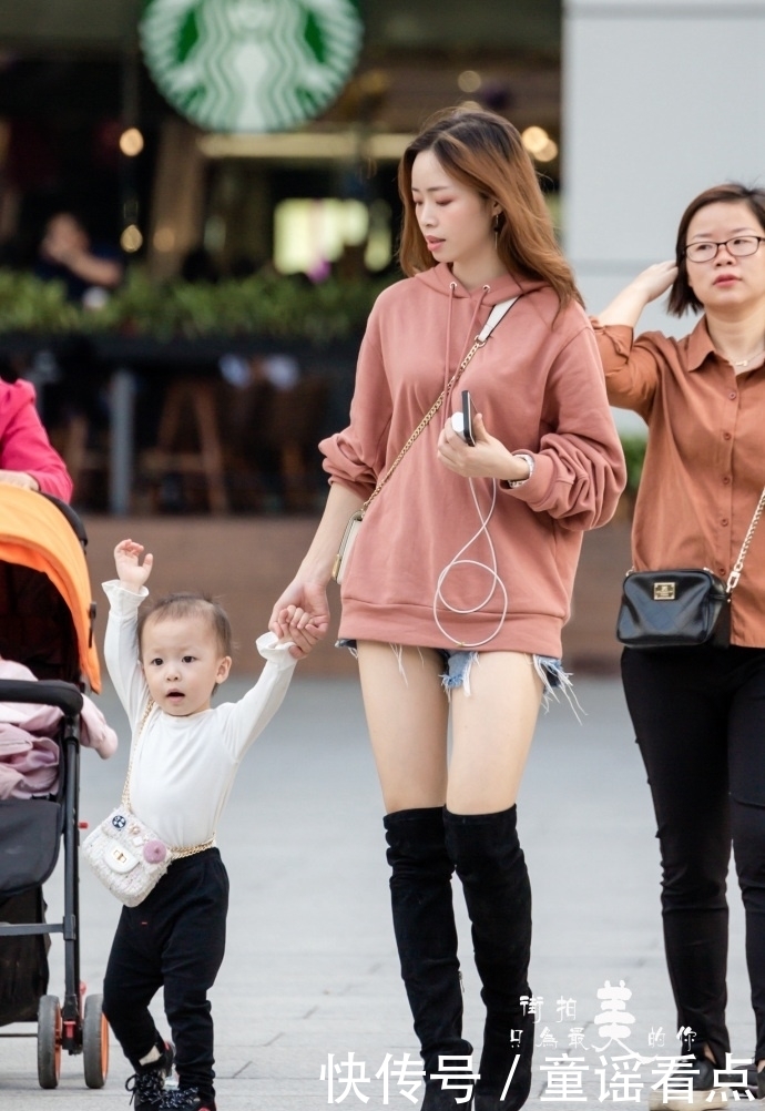 女人|街拍:好身材的时尚辣妈,女人就要活得这样精致!