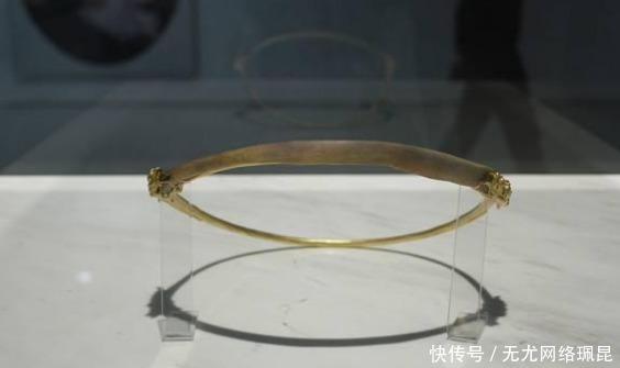 他是艺术家,将肋骨取出做成项链,送给五个最爱的女人后来如何