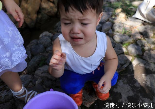 孩子|姐弟俩“大打出手”,弟弟战袍破烂不堪,两人模样逗笑宝妈