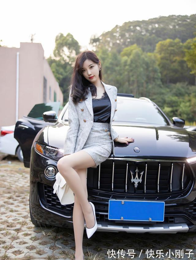 西装套装 银色西装套装，穿在身上舒服自然，展现优雅时尚气质