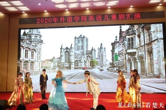  精彩的舞台|大学生扮演童话人物，全英文“云演”舞台剧