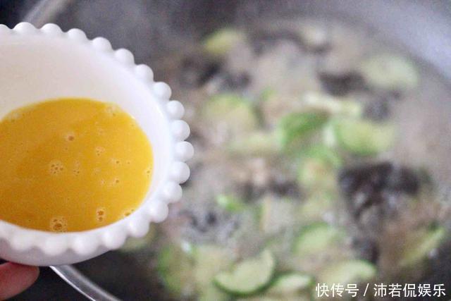 打卤面|天越热越要吃热面,黄瓜肉丁打卤面,越吃越爽,吃完一身爽