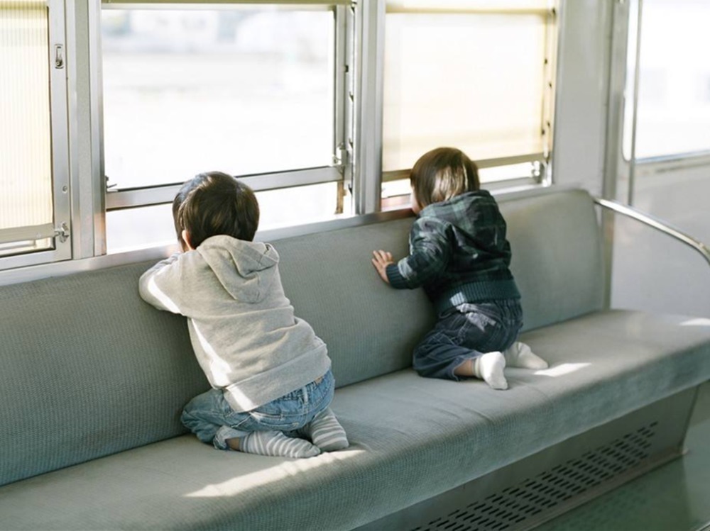 妹妹|4岁哥哥照顾二胎妹妹,怕妹妹摔腿软了也不松手,妈妈看了太心疼