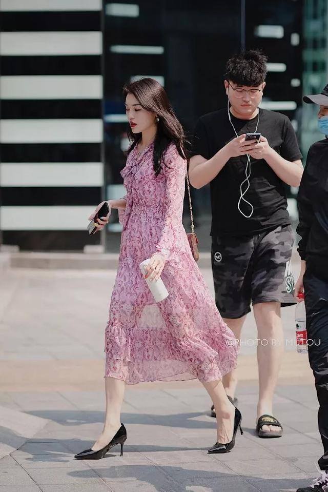 包臀裙 美女白色短裤搭配一双一字带的高跟凉鞋,充满着优雅又迷人的气息