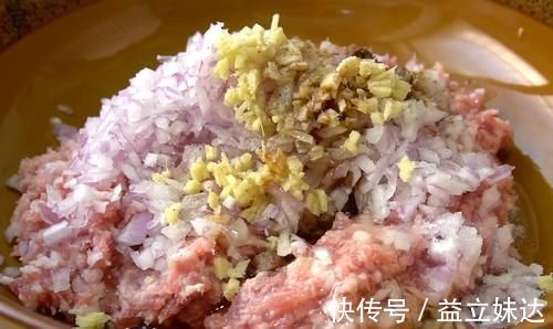 莲藕做丸子没想到这么好吃，不用水煮不油炸，咬一口鲜香又脆嫩