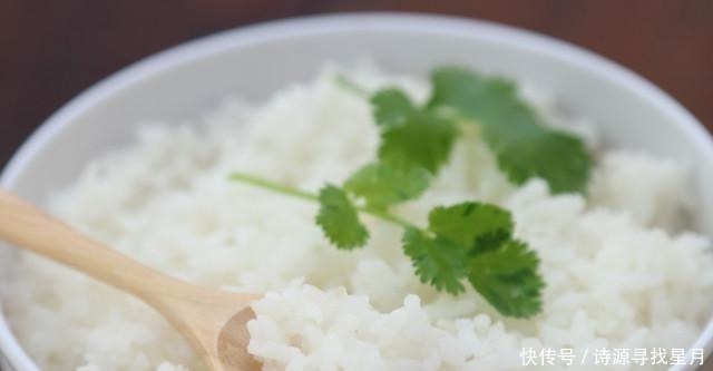 蒸米饭|蒸米饭有人放醋有人放盐，都不对，大厨教你一招，粒粒分明不粘锅