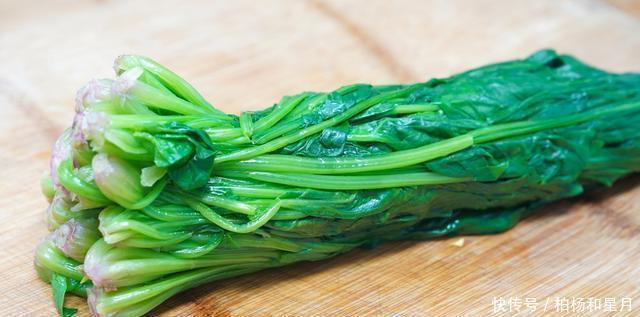 翠绿|做菠菜要不要焯水很多人都做错了,教你正确吃法,翠绿爽口营养