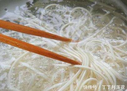 大厨|煮面条,水开下锅是大错!大厨透露技巧,面条劲道不起坨,超好吃
