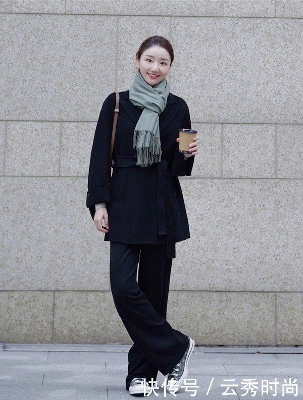 早春穿大衣更时髦,35岁以上的女人别乱穿,这组穿搭太优雅了
