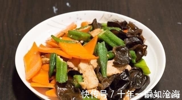 老家来亲戚，弟弟一家请吃饭，弟媳做了11个菜，大伙吃了一锅饭