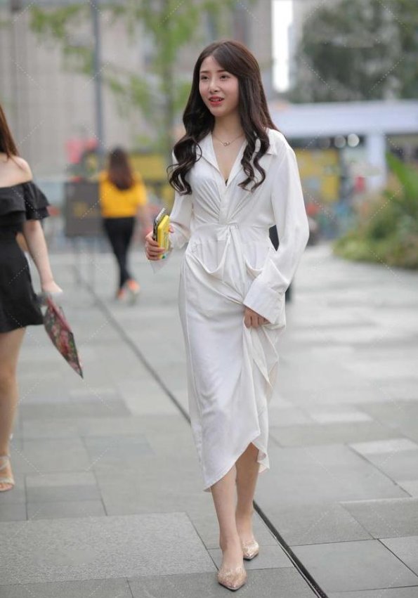 收腰长款连衣裙，搭配透明低跟鞋，贤淑又高雅