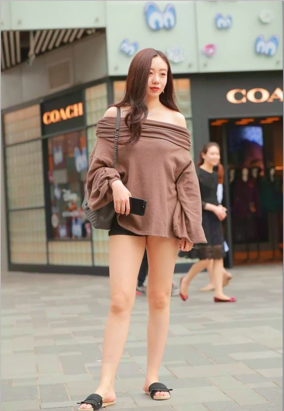 一字肩|美女一字肩上衣罩住黑色热裤, 正面背面都吸睛