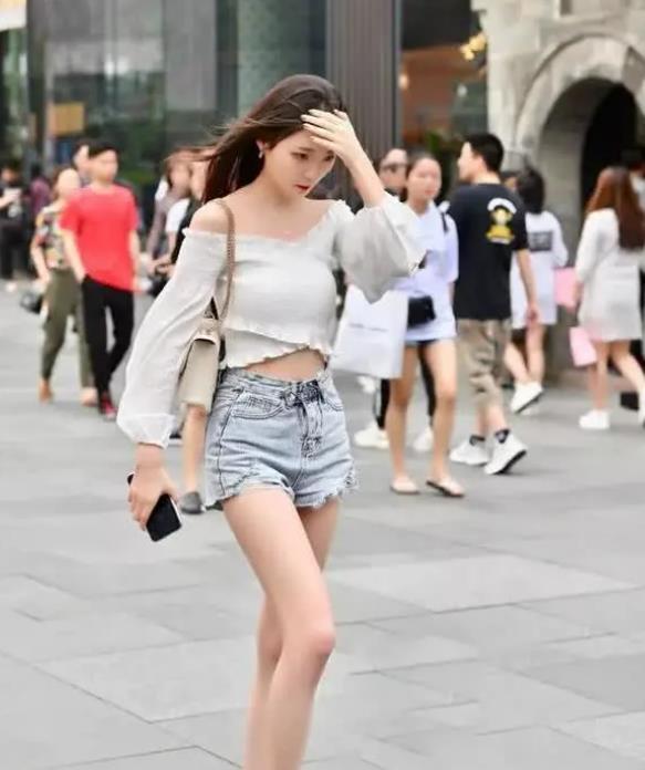 气质美女 身材高挑的气质美女,短袖搭配牛仔裤,潇洒大气显风姿