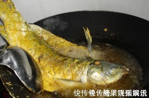过年炸过鱼的油别再倒掉了!里边加点它,腥味即刻消,废油变新油