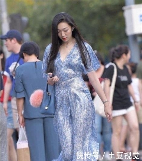 朝气蓬勃|柔哥的美女街拍朝气蓬勃的美女,街头回头率300