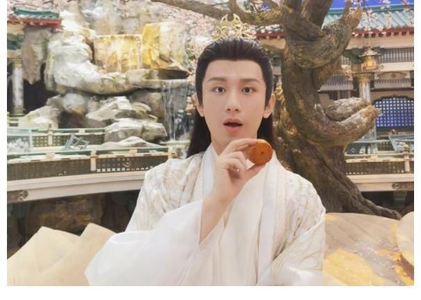 成毅《奇妙之城》路透流出,镜头拉远后,才明白他与路人的区别