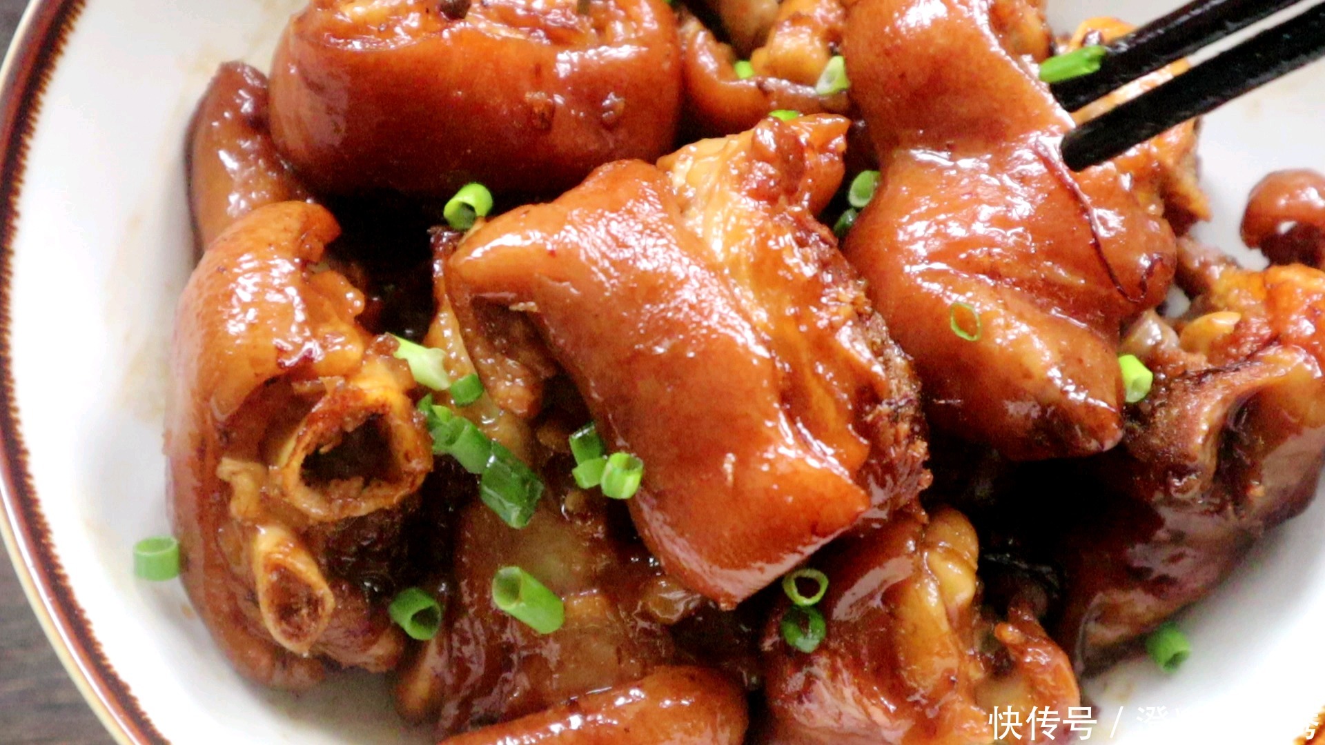 好吃|猪蹄最好吃的做法,软糯咸香,边煮边流口水,关键好吃还不长肉