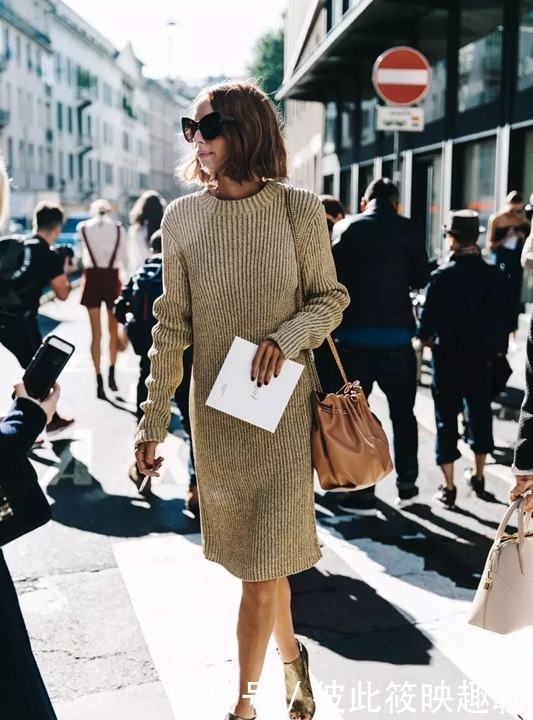 羽绒服|今年秋冬流行“针织裙”,显高时髦还抢镜,搭配羽绒服大衣都好看