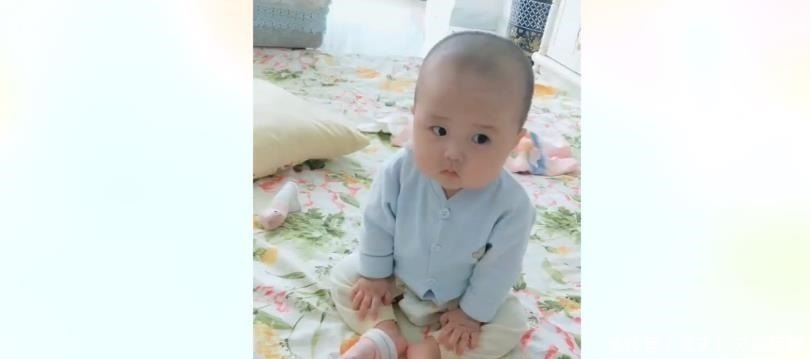 坐姿|萌娃的坐姿这么拽,一副不好惹的样子, 网友妈妈只想吃个饭